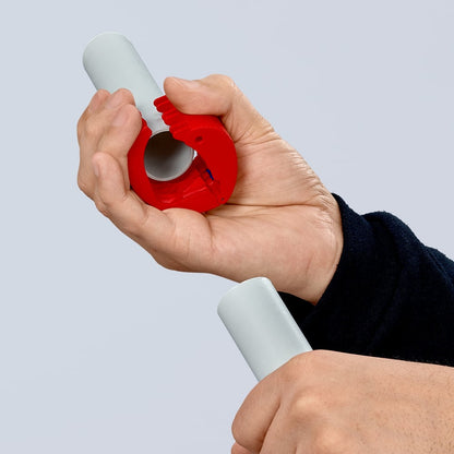 Efficient cutting of high-temperature plastic pipes with the ergonomic Knipex Pipe Cutter.